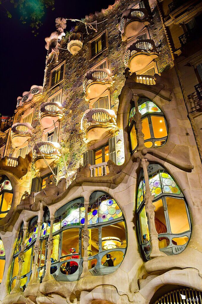 استفاده از نورپردازی تأکیدی/ ساختمان کاسا باتلو (Casa Battlo)، بارسلونا